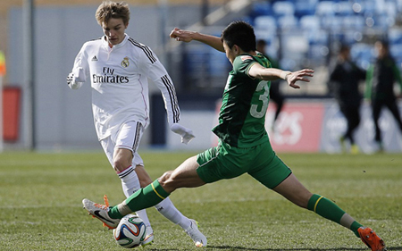 Martin Odegaard (áo trắng) vừa có trận ra mắt thành công ở đội trẻ của Real.